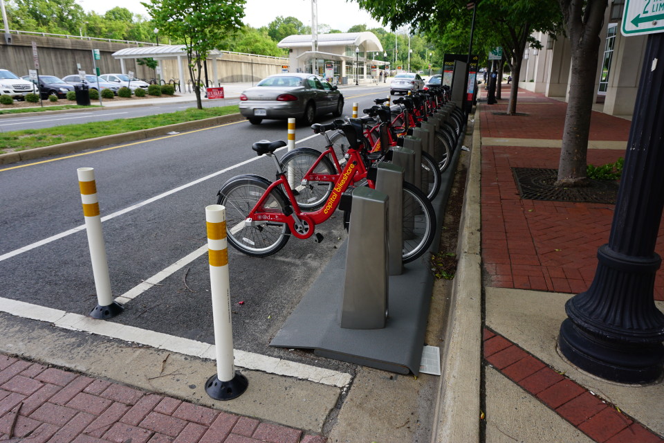 Capital_Bikeshare_station_at_South_Quincy_Street;_Shirlington,_Arlington,_VA;_2014-05-17 by By Emw via Wikimedia Commons